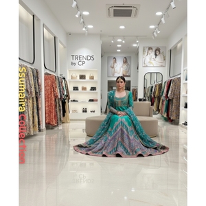 Traje de Seda Verde Esmeralda al por Mayor 2026 con Bordado a Mano y Dupatta Estampada - Colección Ssumaira para Fiestas, Sin Arrugas - Product Image 1