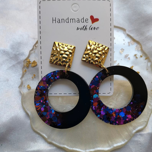 Boucles d'oreilles créoles en résine faites à la main avec breloque carrée dorée, motif noir et multicolore moucheté, bijoux tendance - Product Image 1