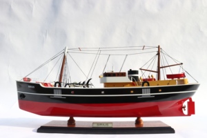 GIA NHIEN CO.LTD ของตกแต่งบ้านไม้ลายเรือตกปลาคลาสสิก รูปทรงสี่เหลี่ยมผืนผ้า วาดลายด้วยมือ ของสะสม - Product Image 1