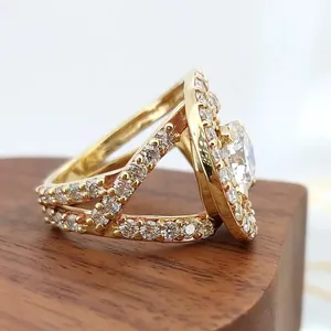 Anillo de compromiso de oro macizo con corte redondo, halo de diamantes en espiral de oro amarillo, anillo bypass único, joyería nupcial llamativa, regalo. - Product Image 4