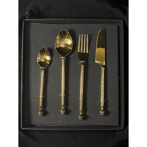 ชุดช้อนส้อมสแตนเลสพรีเมียม 4 ชิ้น ด้ามจับลายวนเคลือบทอง PVD ปลอดภัยสำหรับเครื่องล้างจาน เหมาะสำหรับงานแต่งงาน ร้านอาหาร บ้าน และโรงแรม - Product Image 3