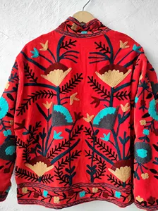 Chaqueta de algodón roja vintage para mujer con bordado floral de arte popular, estilo bohemio chic. - Product Image 4