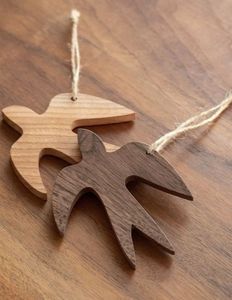 Ornement suspendu en forme d'ange en bois avec détails découpés en forme de cœur et d'étoile pour un arbre de Noël et une décoration de fêtes charmants. - Product Image 6