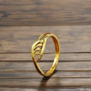 Bague élégante à motif feuille d'or, bijoux minimalistes inspirés de la nature, bague de doigt élégante pour femme, accessoire de mode de luxe, cadeau - Product Image 3