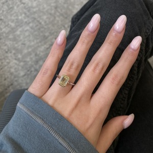แหวนหมั้นเพชรทรงมรกตสำหรับผู้หญิง VIBHINI ชุบทอง 14K ประดับขอบแบบ Bezel Setting ได้รับการรับรองจาก IGI เครื่องประดับหรูหราสไตล์ไลฟ์สไตล์ - Product Image 4