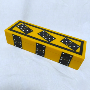 Boîte de rangement artisanale pour jeu de dominos jaunes avec motif de dominos noirs élégants, support décoratif pour dominos pour les jeux à domicile et la table - Product Image 1