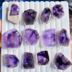 Tranches d'améthyste naturelles de qualité supérieure, faites à la main, avec druse de cristal, cabochons en améthyste, pierres précieuses en vrac de haute qualité pour la fabrication de bijoux - Product Image 1