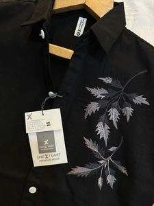 เสื้อเชิ้ตผู้ชายสีดำปักลายผ้าฝ้ายแขนยาวสไตล์ลำลองสำหรับผู้ซื้อสมัยใหม่ - Product Image 5