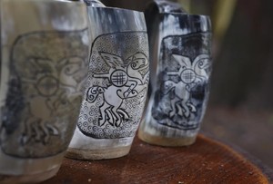 Fabriquée à partir de corne véritable, cette tasse Viking offre des vibrations anciennes à chaque coulée de bière ou d'hydromel à l'intérieur - Product Image 4