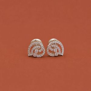 Élégantes boucles d'oreilles à clous en diamant incurvées avec un design pavé à double spirale - Product Image 3
