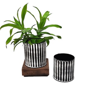 Maceta de escritorio acanalada de metal blanco y negro para el hogar y totalmente personalizable. - Product Image 1