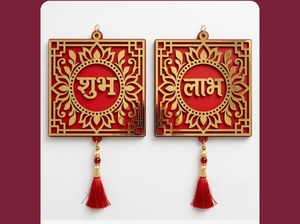 Paire de panneaux d'entrée en acrylique doré effet miroir, motif géométrique Shubh Labh, base en bois rouge, avec pompon suspendu - Product Image 3