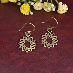 Boucles d'oreilles en laiton de la série exclusive Metal Craft, design rare, finition lisse, prix d'usine en gros, articles d'artisanat métallique - Product Image 1