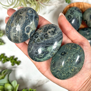 Venta al por mayor tallada Kambaba jaspe Natural pulido Reiki meditación bolsillo curación piedra para Feng Shui amor estilo artesanía piedra preciosa - Product Image 4