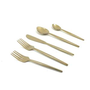 Ensemble de couverts en or mat, design moderne, couverts décoratifs de table, couverts en métal de luxe, vaisselle de mariage, ensemble de 5 pièces, idées cadeaux - Product Image 1