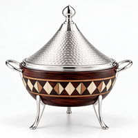 Casserole en acier inoxydable de style tajine arabe avec couvercle en dôme martelé et finition imitation bois décorative