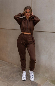 Conjunto Deportivo de 3 Piezas para Mujer, Sudadera Corta Marrón, Pantalones Deportivos y Chaleco Acolchado de Felpa - Product Image 2