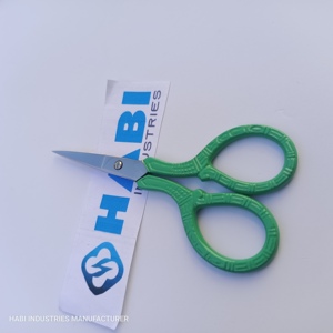 Ciseaux de manucure pour droitiers à lame en acier inoxydable, pointe arrondie, manche vert brodé, logo personnalisé - Product Image 2