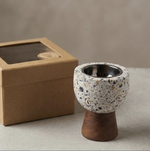 Brûleur d'encens artisanal en pierre terrazzo avec base en bois et bol en métal pour Bakhoor - Product Image 1