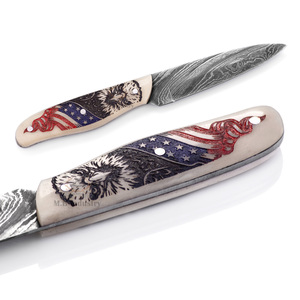 Cuchillo de Caza de Hoja Fija de Acero de Damasco OEM - Borde Recto con Grabado Láser - Mango de Hueso de Camello - Diseño de la Bandera de la Antigua Gloría con Águila - Product Image 6