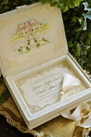 Boîte d'invitation de mariage en velours de luxe avec illustration personnalisée du lieu et monogramme en feuille d'or