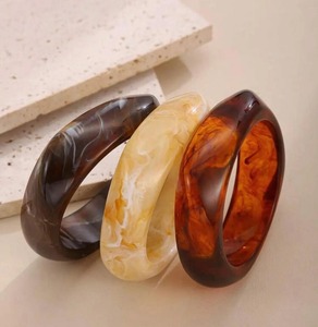 Bracelets en résine de qualité export avec design personnalisé, bijoux faits main uniques, cadeau pour femmes et filles, disponibles en gros. - Product Image 2