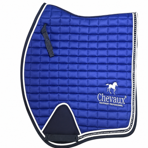 Tapis de selle matelassé bleu premium avec garniture décorative en cristal, logo Che Vaux, sangle de selle pour la compétition - Product Image 1