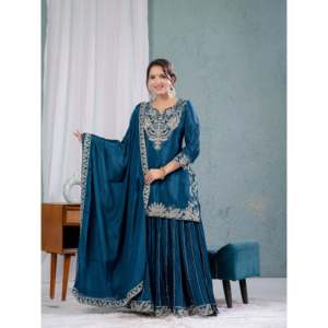 Ensemble de costume en satin de créateur avec broderie et travail de sequins - Product Image 1