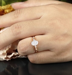 Bague de Fiançailles et de Promesse en Argent Sterling Plaqué Or 14K avec Moissanite Taille Ovale, Solitaire Délicat et Minimaliste pour Fête - Product Image 2