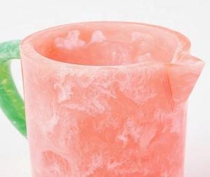 Pichet élégant et moderne en résine, fait main, durable, léger, stylé, écologique, compatible lave-vaisselle, pour fêtes, boissons et bières - Product Image 4