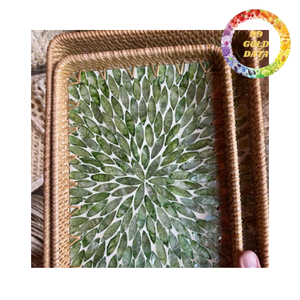 Plateau en rotin coloré avec incrustations de nacre |   Plateau de service tissé à la main avec des motifs floraux et abstraits créatifs - Product Image 4