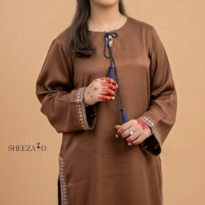 Vente en gros de costumes pakistanais pour femmes en 3 pièces, vêtements décontractés, collection brodée pour la vente en ligne, sur mesure - Product Image 2