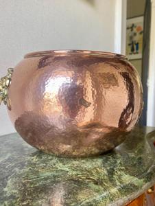 Maceta redonda decorativa martillada con asa de cara de león, ideal para jardín, balcón y decoración de mesa, hecha a mano en India. - Product Image 2