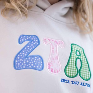 Zeta |   Sudadera con Capucha Tau Bordada en Tela Twill, Forro Polar Blanco, Unisex, Casual, con Logotipo Frontal, Corte Regular, para Otoño - Product Image 6