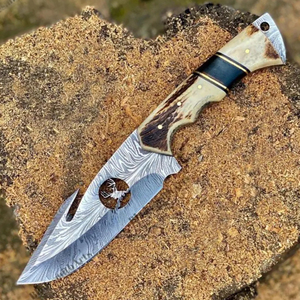 Cuchillo de caza OEM Wirecut de acero de Damasco, tipo Skinner, con mango de asta de ciervo, gancho para desollar, hoja fija, para camping, actividades al aire libre y EDC, con funda de cuero - Product Image 1