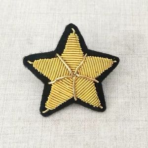 Écusson personnalisé brodé à la main avec étoiles et sequins, décoration de grade uniforme haut de gamme, en tissu non-tissé sans nickel avec épingle - Product Image 2