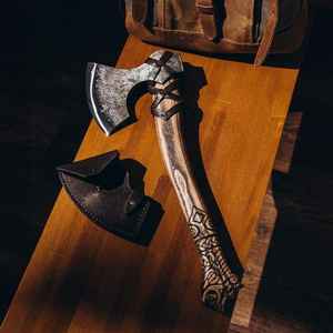 Hacha Vikinga Ragnar Forjada a Mano de Acero al Carbono Personalizada al por Mayor con Funda de Cuero y Mango de Madera - Product Image 3