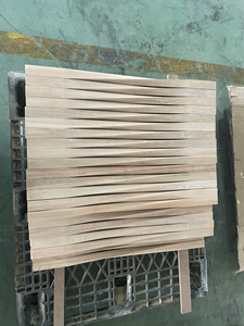 Balustres d'escalier en bois avec main courante pour escaliers intérieurs – Pièces durables et design robuste - Product Image 2