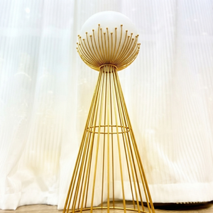 Brûle-encens blanc élégant avec un support en fil doré fin et un rebord orné, pièce de décoration luxueuse pour les espaces modernes - Product Image 5
