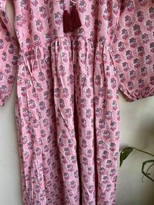 เดรสยาวผ้าฝ้ายพิมพ์ลายบล็อกคอวีแขนยาวพร้อมลายปักดอกไม้สไตล์อินเดียลำลอง - Product Image 2