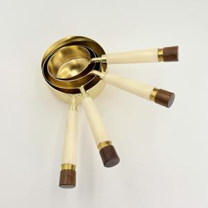 Ensemble de 4 tasses et cuillères à mesurer en acier inoxydable personnalisées pour la pâtisserie, finition PVD dorée avec manche en résine, outils durables pour la cuisine à domicile - Product Image 2