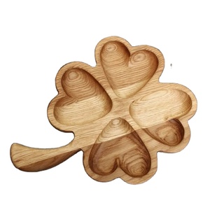 Heartwood-Bandeja para servir de madera orgánica hecha a mano, plato para aperitivos en forma de corazón de 4 compartimentos con diseño de trébol - Product Image 1