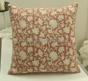 Funda de cojín decorativa con estampado de bloque de mano Floral de Color marrón vibrante con cierre de cremallera tipo funda de almohada impresa de alta calidad - Product Image 1