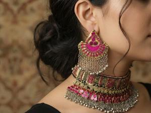 Boucles d'oreilles afghanes Kuchi ornées de miroirs, avec cabochons en verre rouge vif, détails complexes en fil torsadé et argent superposé - Product Image 3