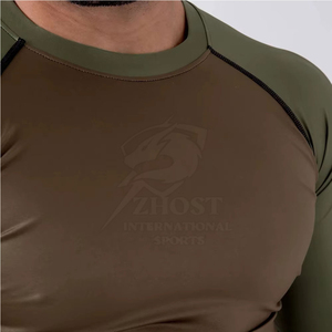 Camiseta Deportiva de Compresión de Manga Corta Color Verde Oliva para Hombre, con Logotipo Estampado en la Parte Delantera, Tejido Elástico Transpirable y Ecológico de Secado Rápido - Product Image 3