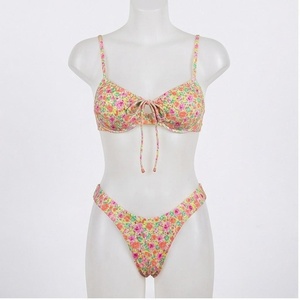 Ensemble bikini 2 pièces à imprimé floral pour femme, col plongeant, bas de maillot de bain string à nouer devant, maillot de bain extensible - Product Image 1