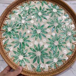 Bandeja Decorativa Artesanal de Ratán con Incrustaciones de Madreperla, Organizador de Mosaico de Conchas Tejido Premium para Decoración Elegante del Hogar y Hostelería - Product Image 1