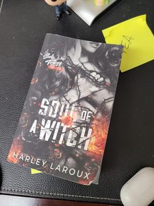 จิตวิญญาณของแม่มด โดย ฮาร์ลีย์ ลารูซ หนังสือปกอ่อนภาษาอังกฤษ นวนิยายโรแมนติกแนวดาร์ก - Product Image 3