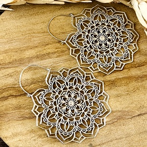 Pendientes de Aro Mandala de Filigrana Favoritos del Mercado, Joyería Tribal de Latón para Mujer, Diseño Floral Bohemio Bañado en Plata, Venta al por Mayor/OEM/ODM - Product Image 1