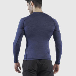 T-shirt de compression léger en tissu extensible, coupe confortable et séchage rapide pour le sport. - Product Image 2